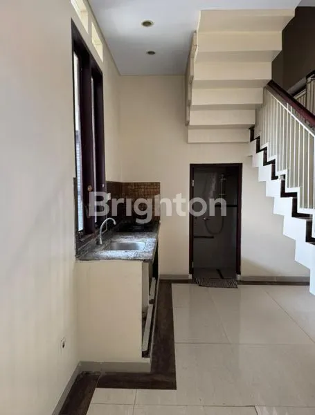 image RUMAH 2 LANTAI 4 KAMAR DAN 3 KAMAR MANDI LOKASI STRATEGIS DI DENPASAR SELATAN PANJER (5)