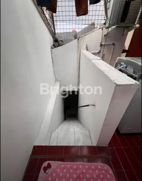 image DIJUAL RUMAH STRATEGIS DI POSISI HOOK – PERUMAHAN TAMAN RATU, JAKARTA BARAT. (2)