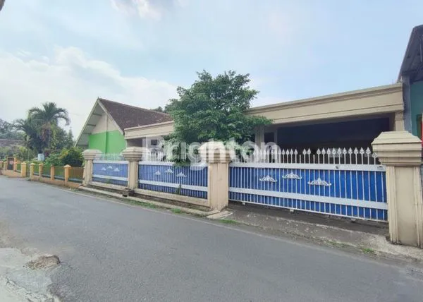 image DIJUAL RUMAH LUAS AREA JL RAYA CAKALANG MUAT MOBIL BANYAK BISA DI ALIH FUNGSIKAN UNTUK KANTOR ATAU RUMAH KOS AREA STRATEGIS SELANGKAH KE SUHAT TERMINAL DAN JALAN POROS BLIMBING KOTA MALANG (1)