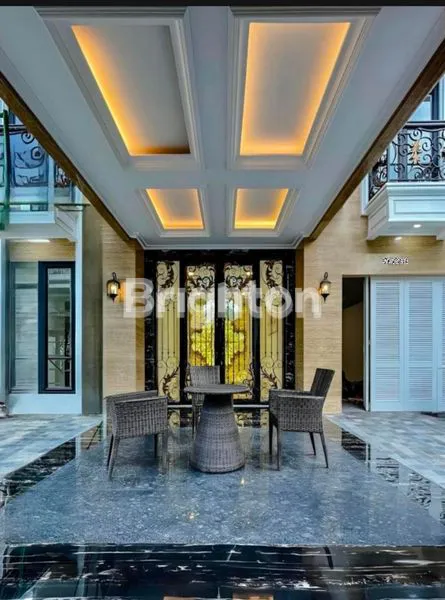 image RUMAH TINGGAL DUA LANTAI SIAP HUNI BERGAYA KLASIK MODERN, AMAN DAN NYAMAN AKSES MUDAH KEMANA MANA LOKASINYA SANGAT SANGAT STRATEGIS KELAPA GADING JAKARTA UTARA (1)