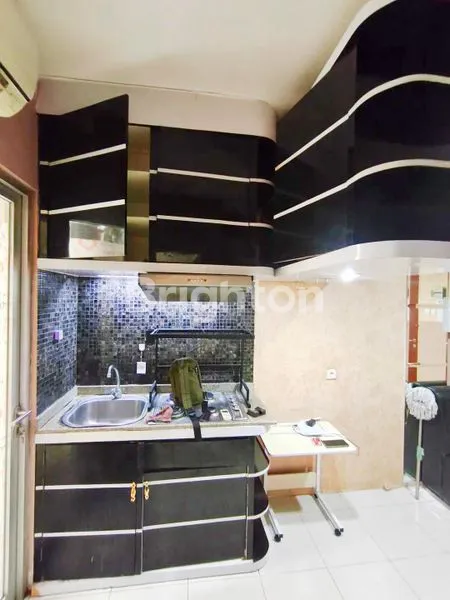 image APARTEMEN GUNAWANGSA MANYAR 2BR HOOK FULL FURNISHED DEKAT ITS / MERR / KERTAJAYA (3)