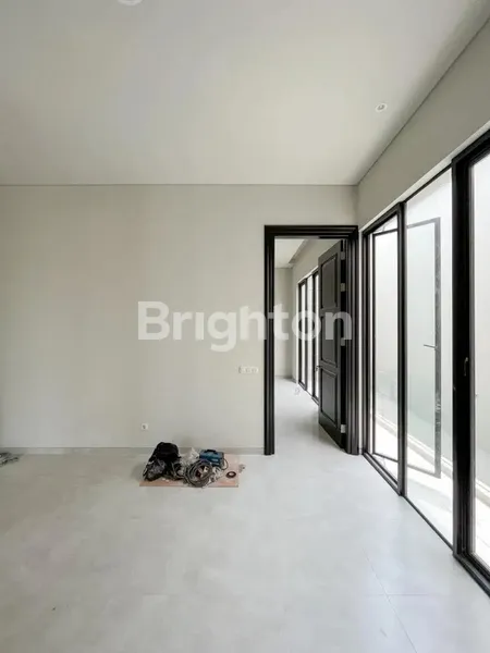 image NEW GRESS MINIMALIS RUMAH MANYAR TIRTO KOMPLEKS MANYAR TOMPOTIKA, SANGAT SIAP HUNI, DEKAT PUSAT KOTA, SELANGKAH KE RAYA MANYAR KERTOARJO  (5)