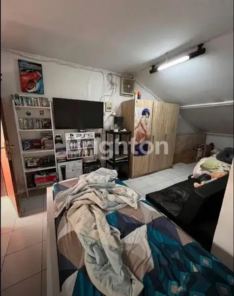 image DIJUAL RUMAH STRATEGIS DI POSISI HOOK – PERUMAHAN TAMAN RATU, JAKARTA BARAT. (8)