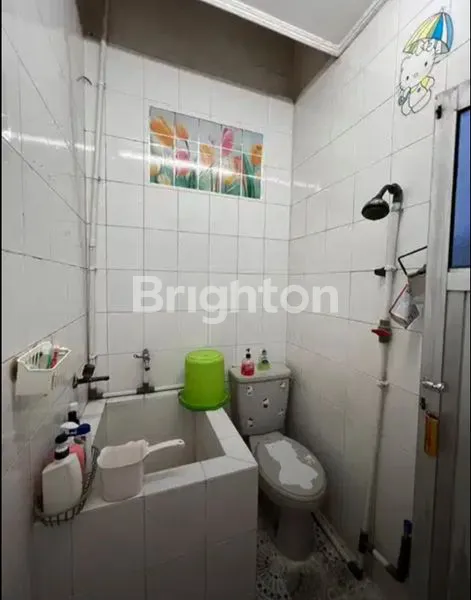 image DIJUAL RUMAH STRATEGIS DI POSISI HOOK – PERUMAHAN TAMAN RATU, JAKARTA BARAT. (4)