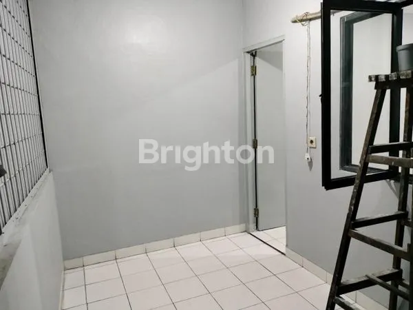 image RUKO TIGA LANTAI LOKASINYA  SANGAT STRATEGIS DI  PINGGIR JALAN CENGKARENG BARAT JAKARTA BARAT (6)