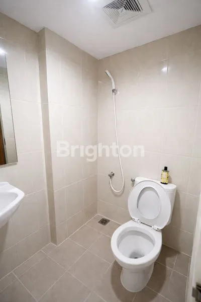 image HUNIAN MODERN & STRATEGIS DI OSAKA RIVERVIEW PIK 2 2BR SEMI FURNISHED LANTAI TINGGI SIAP HUNI (7)