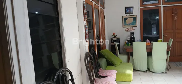 image RUMAH LOKASI STRATEGIS NOL JALAN KETINTANG MADYA DEKAT UNESA ROYAL PLAZA DTC WONOKROMO FRONTAGE AYANI GAYUNGSARI MENANGGAL (4)