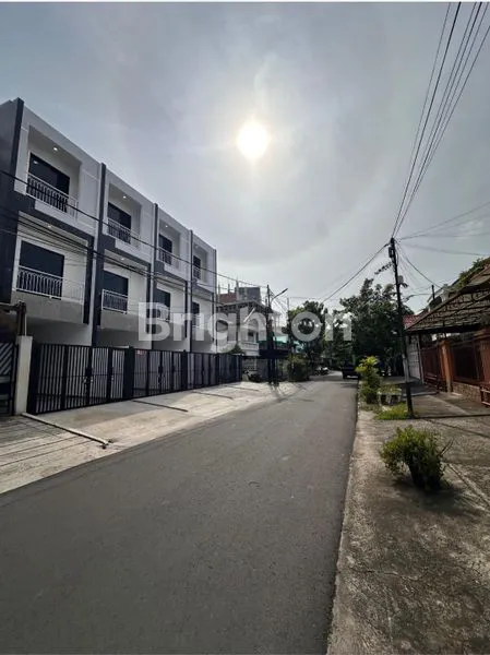 image TURUN HARGA RUMAH BARU 3 LANTAI SIAP HUNI ROW JALAN 3 MOBIL DI TANJUNG DUREN, JAKARTA BARAT (1)