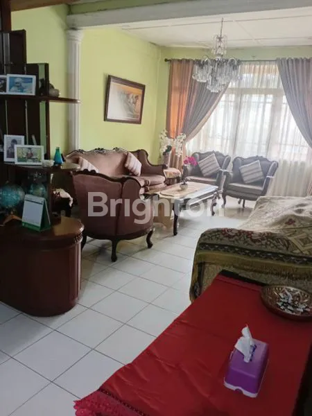 image RUMAH ASRI DENGAN HALAMAN  LUAS DI KOMPLEK ARCO (2)