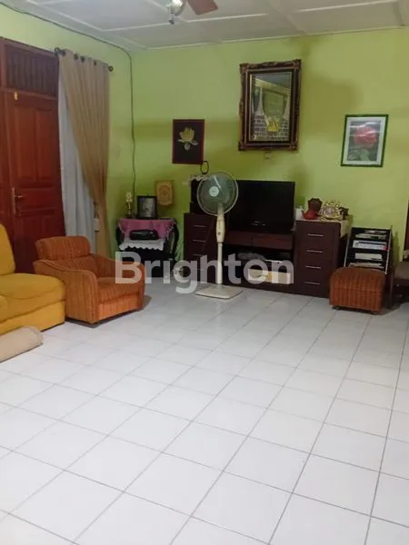 image RUMAH ASRI DENGAN HALAMAN  LUAS DI KOMPLEK ARCO (3)