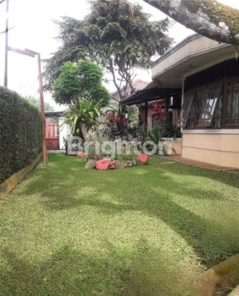 image RUMAH ASRI DENGAN HALAMAN  LUAS DI KOMPLEK ARCO (1)