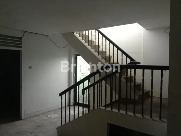 image RUKO 3LANTAI SIAP PAKAI DENGAN TANAH YANG LUAS DI CIPUTAT RAYA. (5)