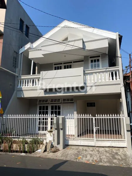 image RUMAH PUTIH MODERN KEMANGGISAN (1)