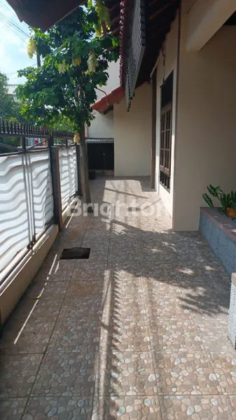 image *RUMAH MEWAH TERBAIK SIAP PAKAI LINGKUNGAN NYAMAN DI TENGAH KOTA SOLO* (2)