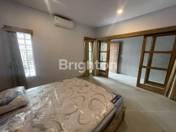 image RUMAH STRATEGIS DI RENON, 2 LANTAI FULL FURNISHED, SIAP HUNI (3)