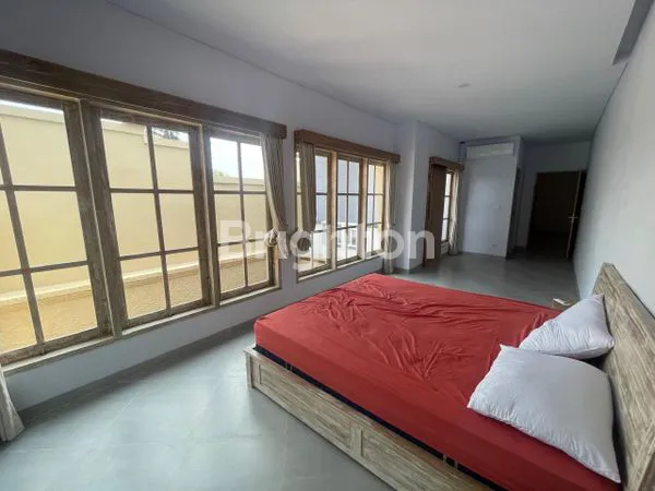 image RUMAH STRATEGIS DI RENON, 2 LANTAI FULL FURNISHED, SIAP HUNI (4)