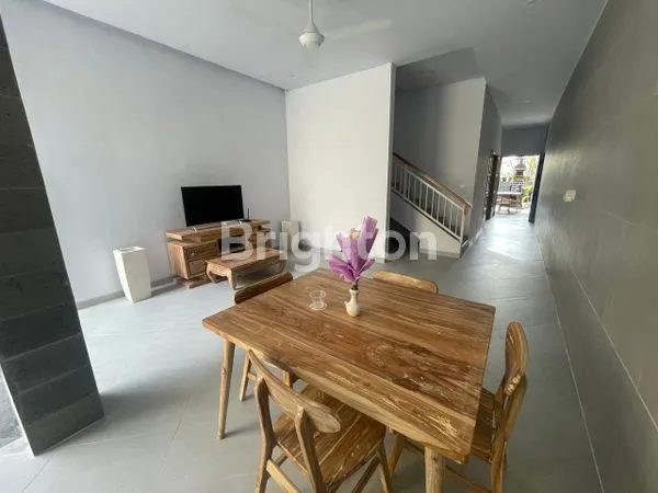 image RUMAH STRATEGIS DI RENON, 2 LANTAI FULL FURNISHED, SIAP HUNI (7)