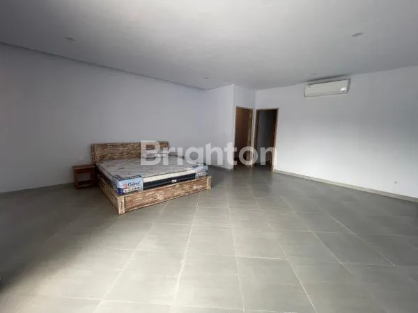 image RUMAH STRATEGIS DI RENON, 2 LANTAI FULL FURNISHED, SIAP HUNI (5)