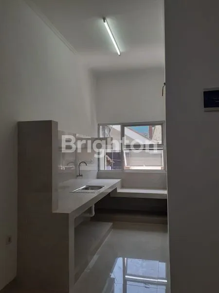 image JUAL RUMAH 3 LANTAI 3 KITCHEN SET 2 KAMAR PER LANTAI. COCOK UNTUK TEMPAT KOST / PENGINAPAN DI KARTINI, JAKARTA PUSAT (3)