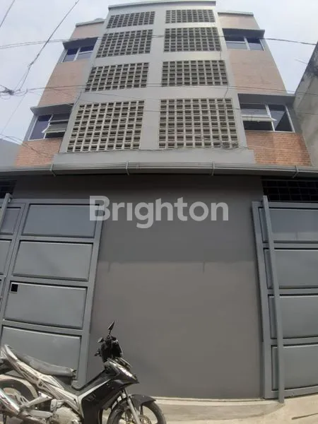 image JUAL RUMAH 3 LANTAI 3 KITCHEN SET 2 KAMAR PER LANTAI. COCOK UNTUK TEMPAT KOST / PENGINAPAN DI KARTINI, JAKARTA PUSAT (1)