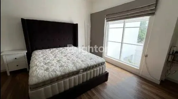 image RUMAH MEWAH 3 LANTAI FULL RENOVASI DI JAK-SEL (3)