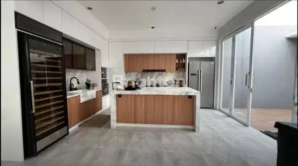 image RUMAH MEWAH 3 LANTAI FULL RENOVASI DI JAK-SEL (6)