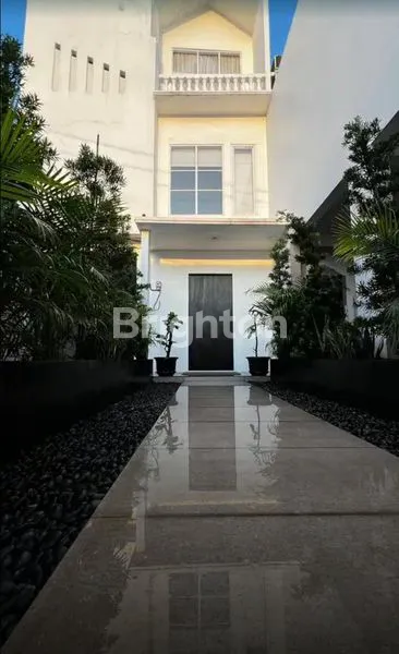 image RUMAH MEWAH 3 LANTAI FULL RENOVASI DI JAK-SEL (1)