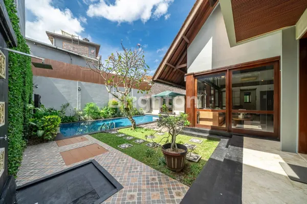 image DISEWAKAN VILLA THE PRAJNA FULL FURNISHED 3 KAMAR TIDUR DI KEROBOKAN (2)