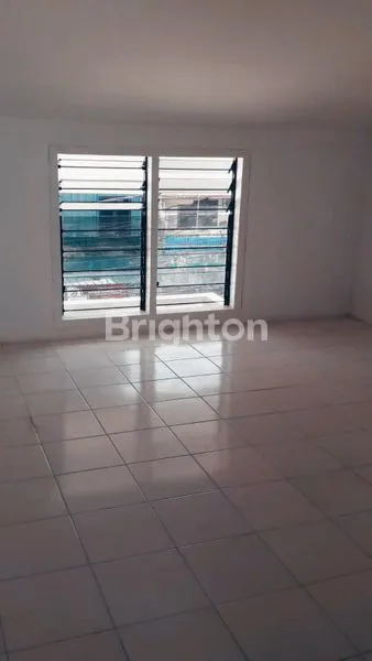 image RUMAH 2,5 LANTAI BARU SELESAI RENOVASI TOTAL HARGA DIBAWAH NJOP.  (6)