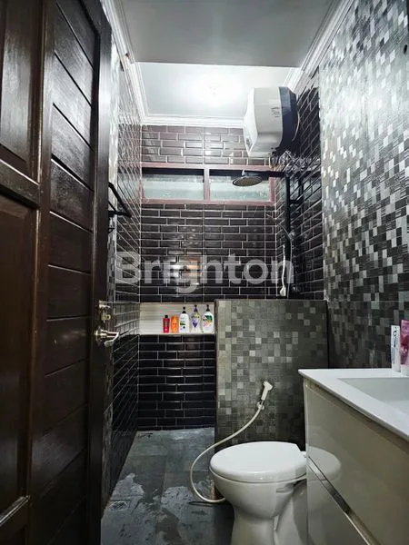 image DIJUAL RUMAH FULLFURNISH TENGAH KOTA BERNUANSA MINIMALIS LOKASI DALAM PERUMAHAN BALIKPAPAN BARU AMAN NYAMAN HARGA NEGO (4)