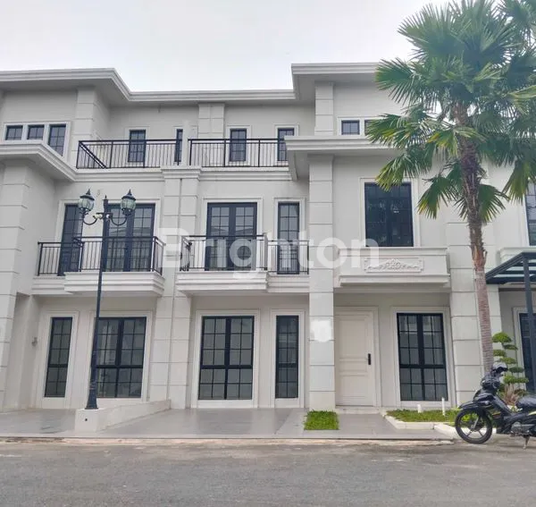 image VILLA BARU  3 LANTAI DI JEWEL PARK - POLONIA (1)