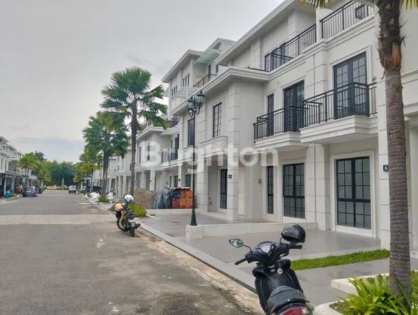 image VILLA BARU  3 LANTAI DI JEWEL PARK - POLONIA (8)