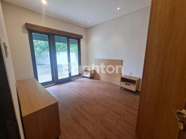 image RUMAH DENGAN TANAH YANG LUAS DI RIVERPARK BINTARO (6)