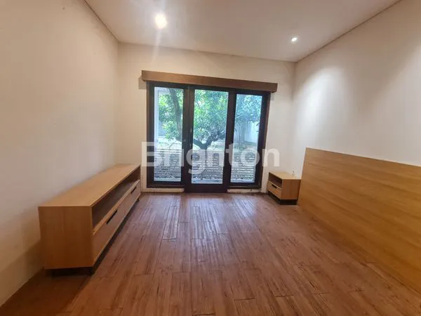 image RUMAH DENGAN TANAH YANG LUAS DI RIVERPARK BINTARO (7)