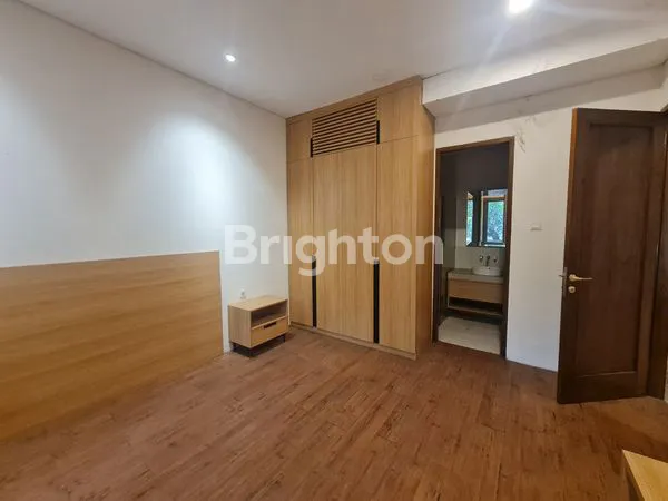 image RUMAH DENGAN TANAH YANG LUAS DI RIVERPARK BINTARO (8)