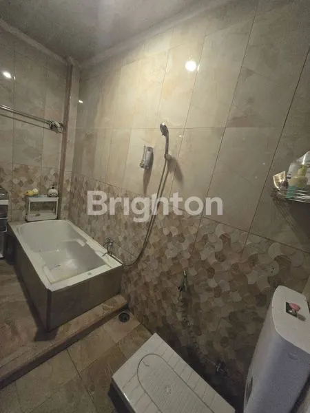 image RUMAH TIGA LANTAI CANTIK AREA JELAMBAR (4)