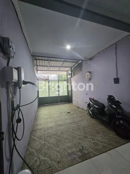 image RUMAH TIGA LANTAI CANTIK AREA JELAMBAR (3)