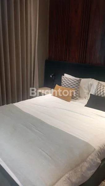 image RUMAH BERGAYA AMERIKA DI LINGKUNGAN NYAMAN DAN AMAN . (3)