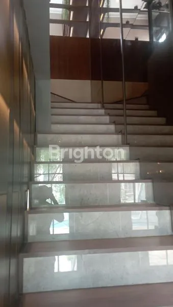 image RUMAH BERGAYA AMERIKA DI LINGKUNGAN NYAMAN DAN AMAN . (6)