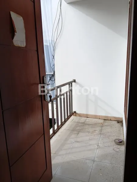 image HUNIAN MODERN TROPIS 2 LANTAI DI JAGAKARSA || DESAIN ELEGAN & TERANG || AKSES CEPAT TOL BRIGIF (4)