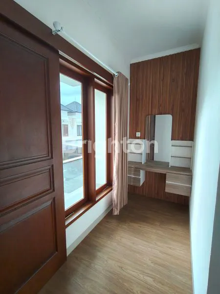 image HUNIAN EKSKLUSIF FULL FURNISH, SHM, AKSES STRATEGIS DI TAMAN MUMBUL (4)