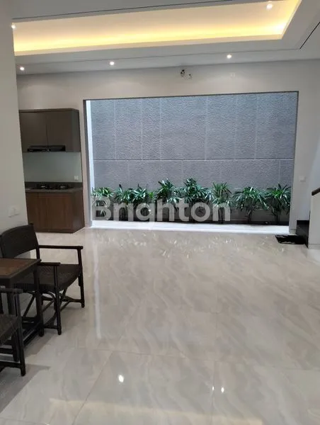 image RUMAH MEWAH 2 LANTAI DI MANYAR, DEKAT PETRA (2)