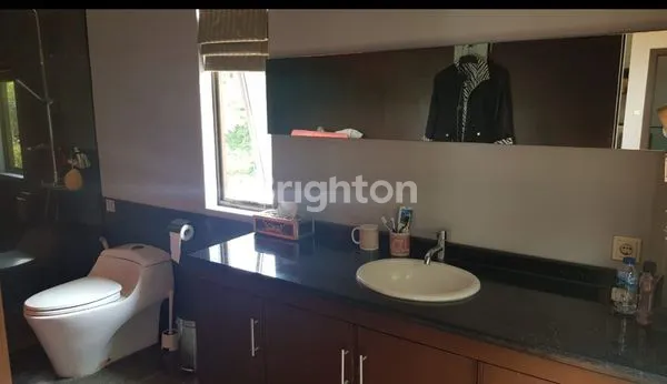 image RUMAH MEWAH 2 LANTAI HOEK DENGAN ARSITEK DARI SWITZERLAND DI PERMATA BUANA, JAKARTA BARAT. (4)