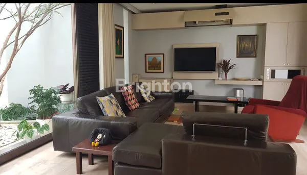 image RUMAH MEWAH 2 LANTAI HOEK DENGAN ARSITEK DARI SWITZERLAND DI PERMATA BUANA, JAKARTA BARAT. (1)