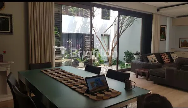 image RUMAH MEWAH 2 LANTAI HOEK DENGAN ARSITEK DARI SWITZERLAND DI PERMATA BUANA, JAKARTA BARAT. (2)