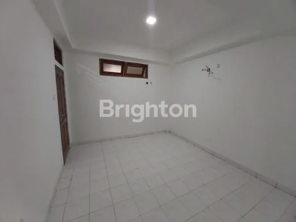 image RUMAH UNTUK USAHA DI KEMAYORAN. (6)