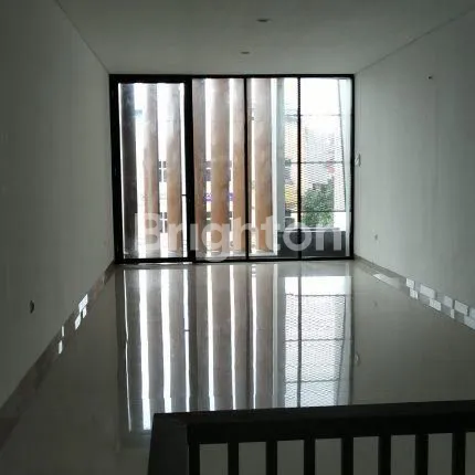 image RUKO BARU 3 LANTAI + ROOFTOP DI TEBET – STRATEGIS, BEBAS BANJIR | HARGA 7 M (4)