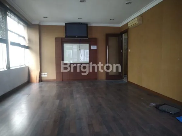 image RUKO GANDENG 3 LANTAI SUDIRMAN PARK LOKASI STRATEGIS (2)