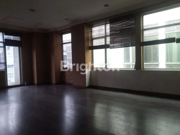 image RUKO GANDENG 3 LANTAI SUDIRMAN PARK LOKASI STRATEGIS (3)