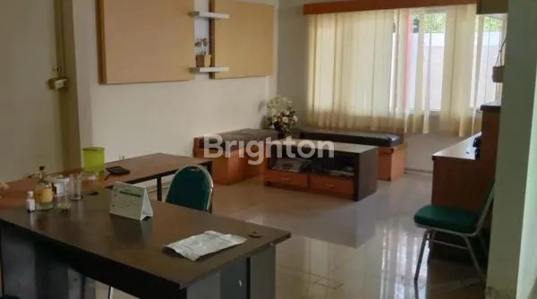 image DISEWAKAN BANGUNAN KANTOR 2 LANTAI SIAP PAKAI, BERLOKASI DI JALAN KENDALISODO (3)
